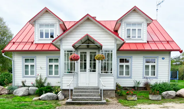 Casa clássica com jardim florido perto do centro