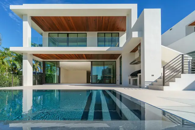 Casa alto padrão com piscina de borda e vista