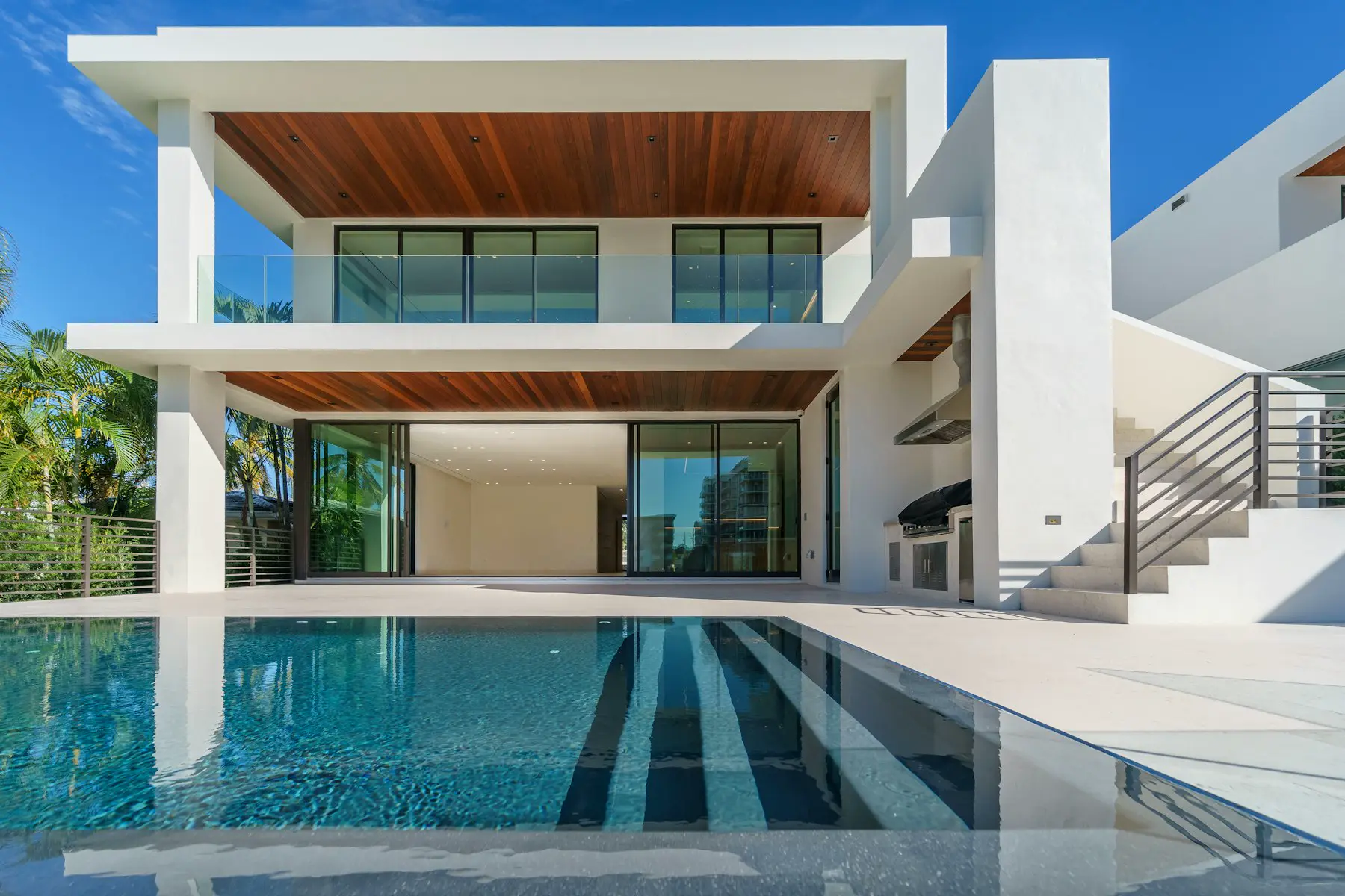 Fachada e piscina