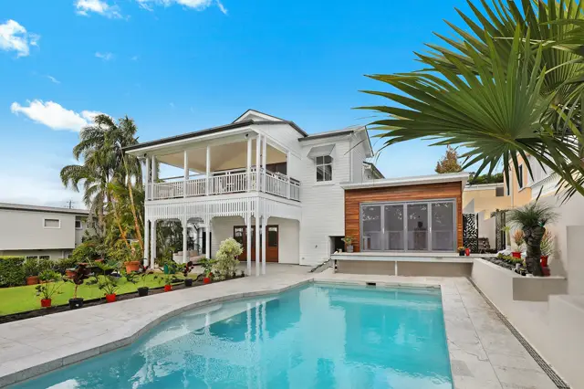 Casa de praia de rio com piscina para temporada longa